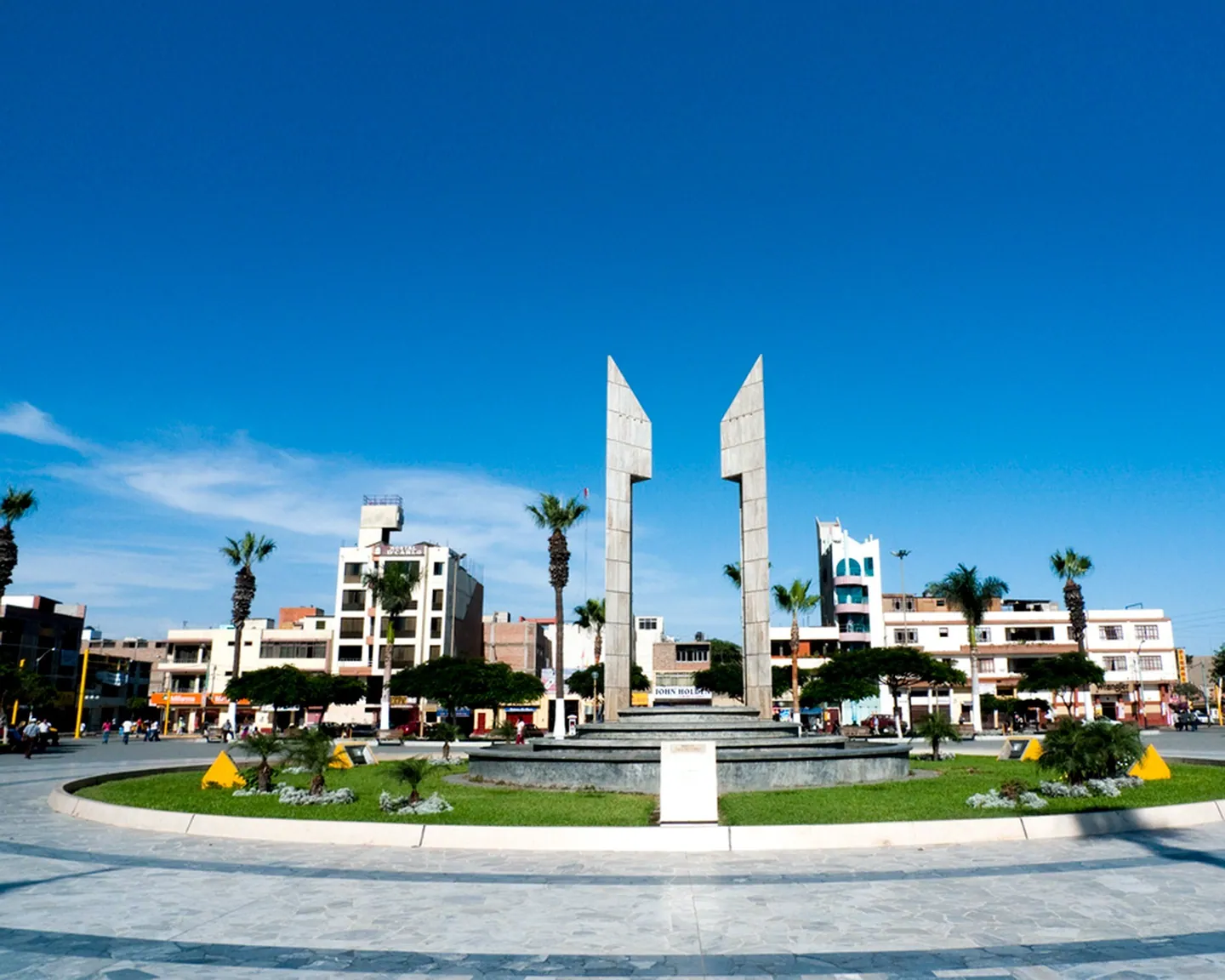 Plaza con monumento y edificios en Chimbote