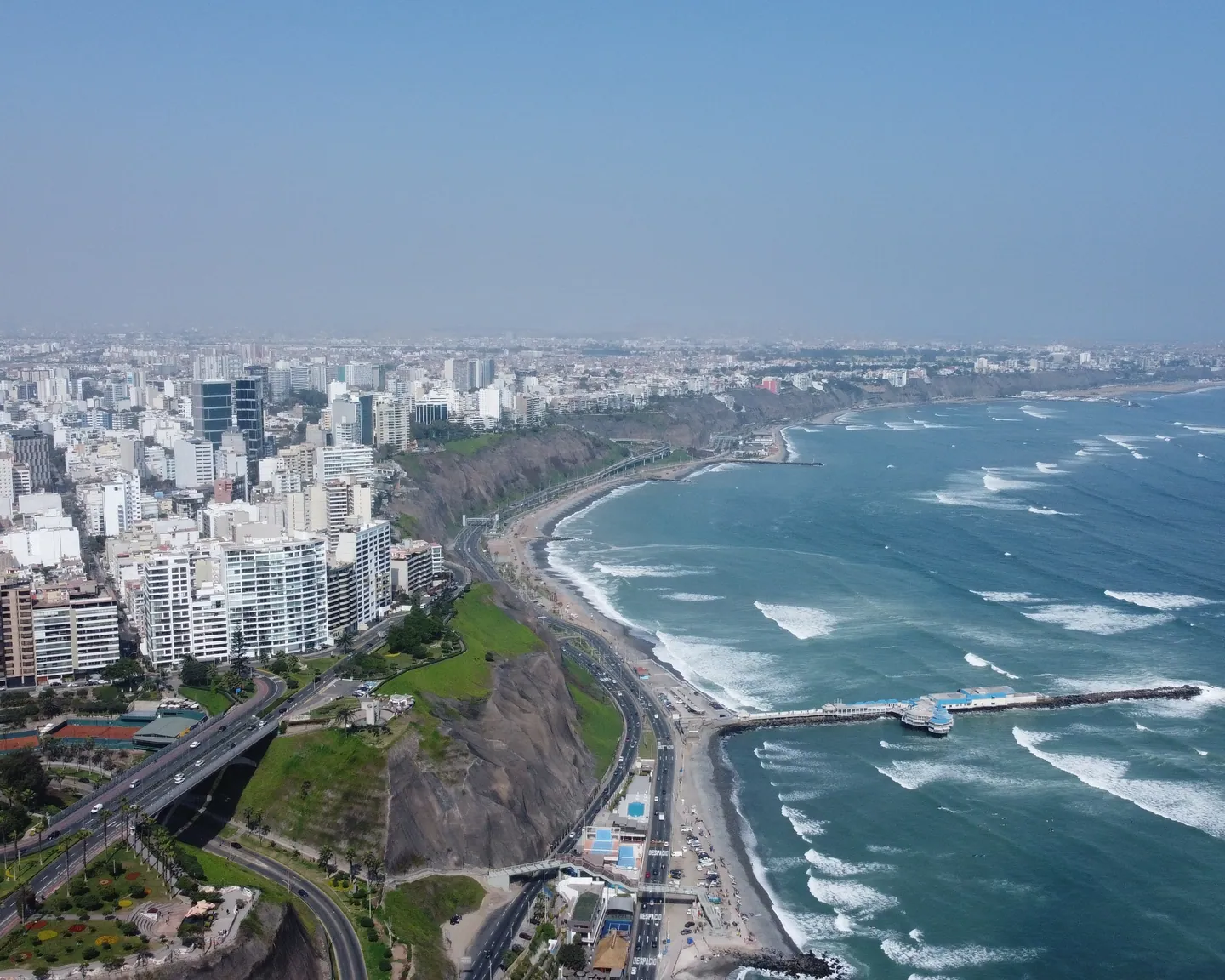 Vista aérea de la Costa Verde y la ciudad de Lima